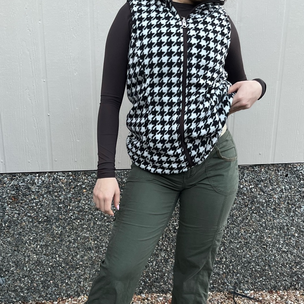 Black and white Houndstooth sweater vest🦓🤍